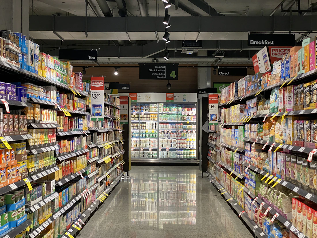 Corredor de supermercado com prateleiras cheias de produtos